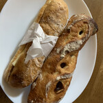 ロフティ - 右・栗とクルミ入りのフランスパン　左・あんバター