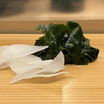 鮨処 多田 - 大根とわかめ