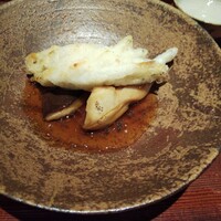 蓮 三四七 - 白魚天ぷら&原木椎茸。白魚天ぷらは天ぷら屋さんのバラして揚げる手法と異なり、まとめて揚げてから表面を炙ってあります。この天ぷらに椎茸の旨味が出た醤油餡がピッタリね。椎茸も凄く上質。