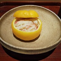 蓮 三四七 - 柚子釜の中にたっぷりのズワイガニと飯。蟹の質が凄く良い。飯より蟹のが遥かに多め…という蟹量も嬉しい。温かい状態での提供なのもナイス。真冬の一品目として理想的な料理でした。