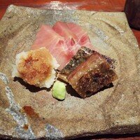 蓮 三四七 - 氷見の寒ブリは単なる刺身ではなく、ブロックのまま皮目を炙ってからの提供。生の身も もちろん旨いんだが、炙った皮の旨さは もはや反則でしょ(#^.^#)  辛い大根おろしも良く合います。