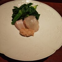 蓮 三四七 - お造りは鮃。これまた良い鮃ですねぇ。寝かせは１日だけとの事でしたが、旨味がにじみ出てきて美味。添えてあるアンキモを付けて食べるのも良し。緑色のは縮みホウレン草。このホウレン草もメチャ旨でした。