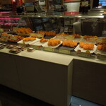 柿安本店 - 様々なコロッケが並んでいます