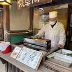 門前 とらや - 週末は店先で焼いてくれるみたいですね