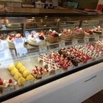 FLUFF - クリスマスの時の店内。可愛いケーキがたくさん並んでいてすっごく惹かれました。