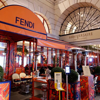 アニヴェルセル カフェ - FENDIとコラボ中の外観