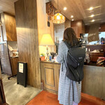 Senta Guriru - 入口入ったところにレジがあり、席の誘導も行ってくれます。明るくて清潔感溢れる反面、小洒落たファミレスのようにも感じました。