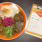 カリカリスパイス - 【 Weekly Curry 】
            「 節分の時期に食べるカレー  ～マスタードチキンカレー～ 」
            ＆
            「 ポークカレー 」
            の あいがけ
            （ライス小、副菜大盛り）