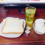 快活CLUB - 料理写真:トースト、ソフトクリーム、リアルゴールド