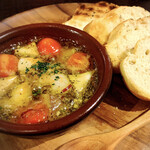 加藤商店 - エビとえりんぎとトマトのアヒージョ