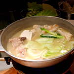 水炊きしみず - 部位ごとに肉を堪能したあとで、野菜がたっぷり投入される。ポン酢でいただく野菜も美味しい♪