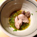 水炊きしみず - 手前から、砂肝・レバー・ハツ。部位ごとの味わいがはっきり分かる、鍋のイメージが変わる