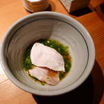 水炊きしみず - むね肉ともも肉のスライスは、さっとスープにくぐらせるだけ！前者はパツンと弾けるような、驚きの食感