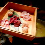 水炊きしみず - むね肉・もも肉・ハツ・レバー・砂肝・つくね。部位ごとに美味しいタイミングで提供してくれる