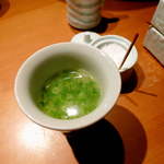 水炊きしみず - パッとねぎを散らして、水炊きスープの味見から。旨い！コラーゲンを感じる