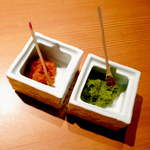 水炊きしみず - 薬味は赤青二色の柚子胡椒。赤い方も柚子胡椒だと聞いてびっくり