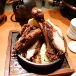 水炊きしみず - 豪快なルックスの名物・骨付もものがぶり揚げ（￥1380）香草風味のカリッとした表皮がイイネ