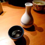 水炊きしみず - 熱燗にスイッチ（￥680）酔いつぶれないよう、ちびりちびりと…