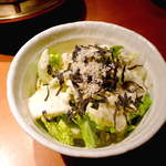 しみずの白菜サラダ（￥630）塩昆布と鶏パウダー（！？）が乗っかる。甘みのある白菜がパリパリ美味しい