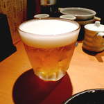 しみず - 日本酒スイッチしたいときに手頃なグラスビール（￥520）縦長じゃないのはちょっと斬新！