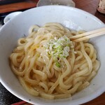 うどん屋 - 薬味のネギ投入