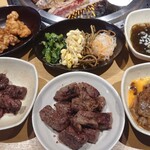 Yakiniku Kingu - 左:厚切りハラミステーキ、真ん中:名物おろしポン酢で食べる厚切り上ロースステーキ、右:炙りすき焼きカルビ(卵あり)、沖縄県産もずく酢、ナムル盛合せ、鶏唐揚げ(1人前は3個)