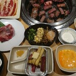 Yakiniku Kingu - ひときわ目立つ塊肉は厚切り上ロースステーキ1人前(100gぐらいはあるかな？)、右の白いのはチーズフォンデュソース