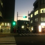 ぎょうざ工房 - 南口。ファミリーマートからセブンに向かう道を進んで、喫茶店の信号直進。この道入って、すぐを左折です。