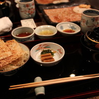 鉄板焼 赤坂 - ガーリックライス、味噌椀、香の物