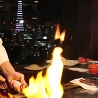 鉄板焼 赤坂 - フランベの様子、背景には東京タワー