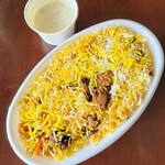 ハラールフードマルハバ - テイクアウトの状態。かなりの量ですよ。ライタ（野菜の入ったヨーグルト）が付いています。