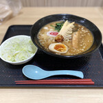 炙ラーメン 明 - ・黒とんこつ醤油ラーメン 920円/税込
・ねぎ 100円/税込
・味玉 50円/税込