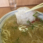 安全ラーメン - チャーシューも厚いのが2枚。