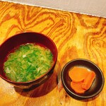 できたてや！ - 味噌汁と漬物