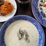 吉田牧場 - 牡蠣のチャウダーに
            牛乳とモッツァレラのお汁入れて