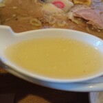 Oyama No Hatake - 地場産「南部かしわ鶏」から濁らないように丁寧に丁寧に取った鶏清湯スープ。ジワリジワリと来る旨味は完飲確定！
