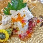 桐乃家 - コクの有る湯葉刺しから宝石が溢れて出て来ました！しっとりプチプチ面白い食感です！