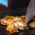 八昌 - プリプリの牡蠣バター調理中