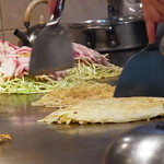 八昌 - ワシラのお好み焼調理中