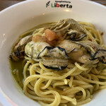 Liberta - 三陸牡蠣とフレッシュトマトのジェノベーゼ 1220円