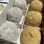 赤福 - 2月の朔日餅。左が黒大豆豆大福、右が大豆の豆大福。