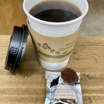 オブスキュラ - 本日のコーヒーの「 ニカラグア・コーヒー 」Ｌサイズ と、
            コイン型チョコレート「 美しい鳥QUETZAL(ケツァール) 」
            〈 カカオ72%、砂糖28% 〉