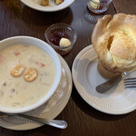 森の中の朝食とカフェの店　キャボットコーヴ - クラブチャウダーとポップオーバー