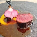 レヴォ - 日本鹿のもも肉　バターナッツカボチャのピューレ