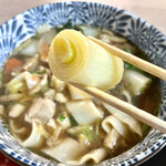 麺屋 忠兵衛 - 深谷葱をはじめ、鶏肉、人参、ごぼう、白菜、椎茸など旬の野菜がたっぷり！