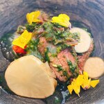 レヴォ - ツキノワグマ赤身の肉を2か月熟成　薪で火を入れてほうれん草と和える