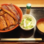 初代築地　魚義 - 極上うな丼（ご飯大盛） + 味噌汁 + サラダ + 山椒