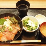 Shodai tsukiji uoyoshi - 鮪漬け丼（ご飯大盛） + 味噌汁 + サラダ + お茶