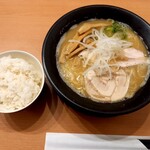 RAMEN 風見鶏 - 濃厚醤油、ライス