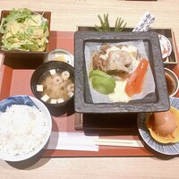 個室和食 肉割烹 吟次郎 品川駅前店 - 丹波牛と神戸ポーク　フォアグラハンバーグ